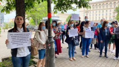 Служители на Националния център за заразни и паразитни болести се