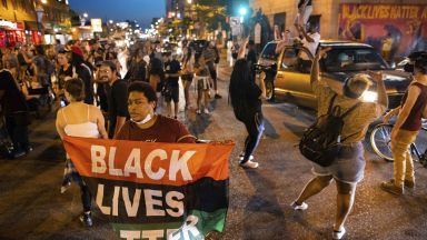 Минеаполис отново пламна от протести заради ново убийство на чернокож (снимки/видео)