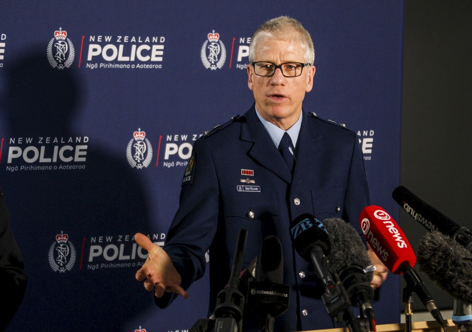 Директорът на Националната група за организирана престъпност на полицията в Нова Зеландия Грег Уилямс говори пред медиите за операция Троянски щит в централата на полицията в Окланд, Нова Зеландия