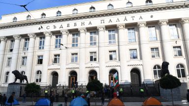 Втори ден Съдебната палата осъмва блокирана с палатки пред входа