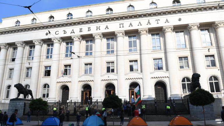 Втори ден Съдебната палата осъмва блокирана с палатки пред входа.