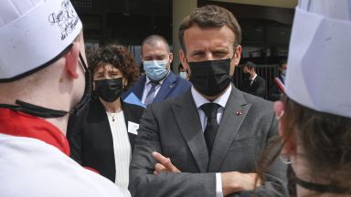Двама души бяха арестувани след като мъж зашлеви френския президент