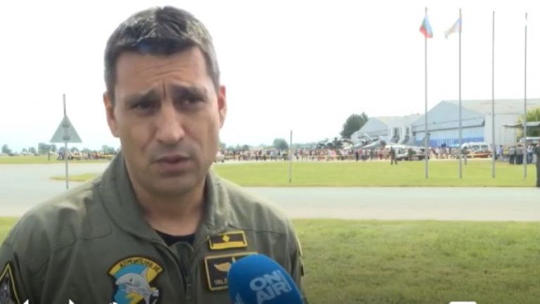 47-годишният майор Валентин Димитров Терзиев е пилотът, който изчезна при