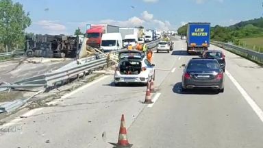 Тежка катастрофа между два тежкотоварни камиона блокира движението по магистрала