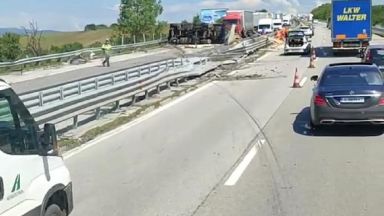 Почти половината километри от магистралите у нас трябва да бъдат