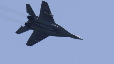 Нов сигнал за бомба на пътнически самолет вдигна българските МиГ-29