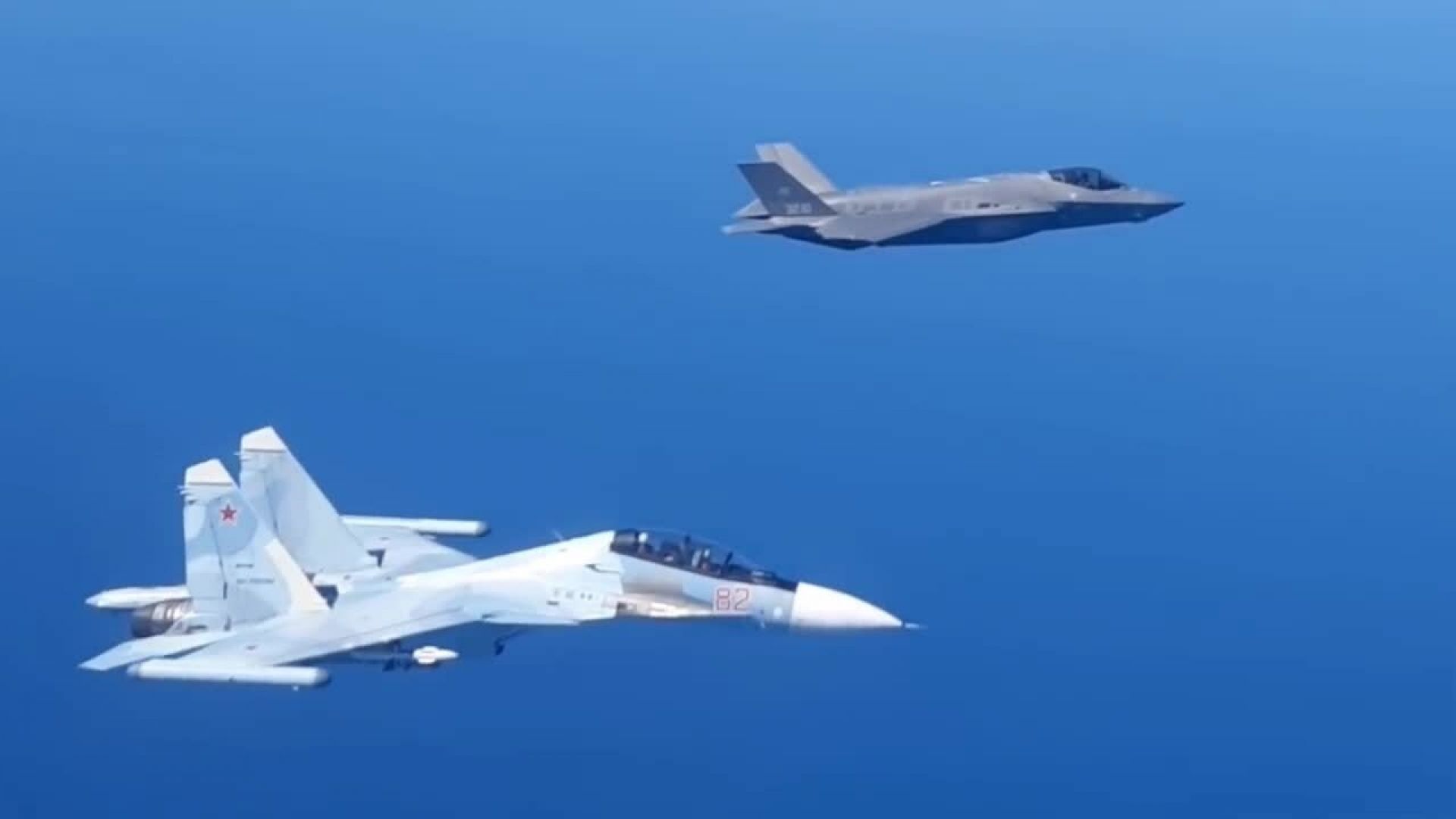 Заснеха първата среща на руски изтребител Су-30 с натовски F-35 (снимки и видео)