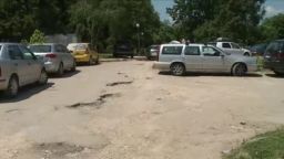 Огромни дупки тормозят шофьорите в русенски квартал