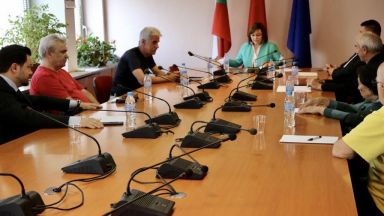Председателят на БСП Корнелия Нинова подписа споразумение за обединение с