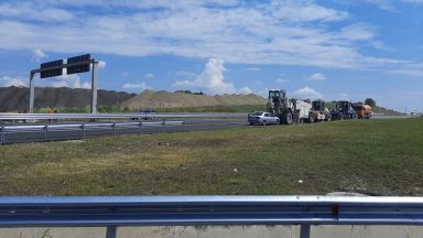Екшън на "Тракия": Мигранти бягат в полето, шофьорът им се опита да пресече магистралата