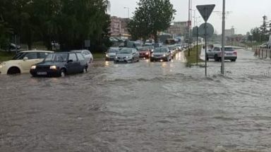 Пороен дъжд се изля над Велико Търново и затрудни трафика