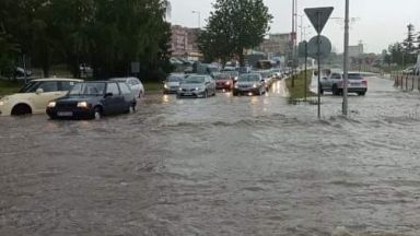 Пороен дъжд се изля над Велико Търново и затрудни трафика