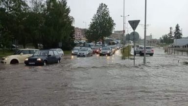  Пороен дъжд се изля над Велико Търново и повреди пътя София-Варна (снимки/видео) 