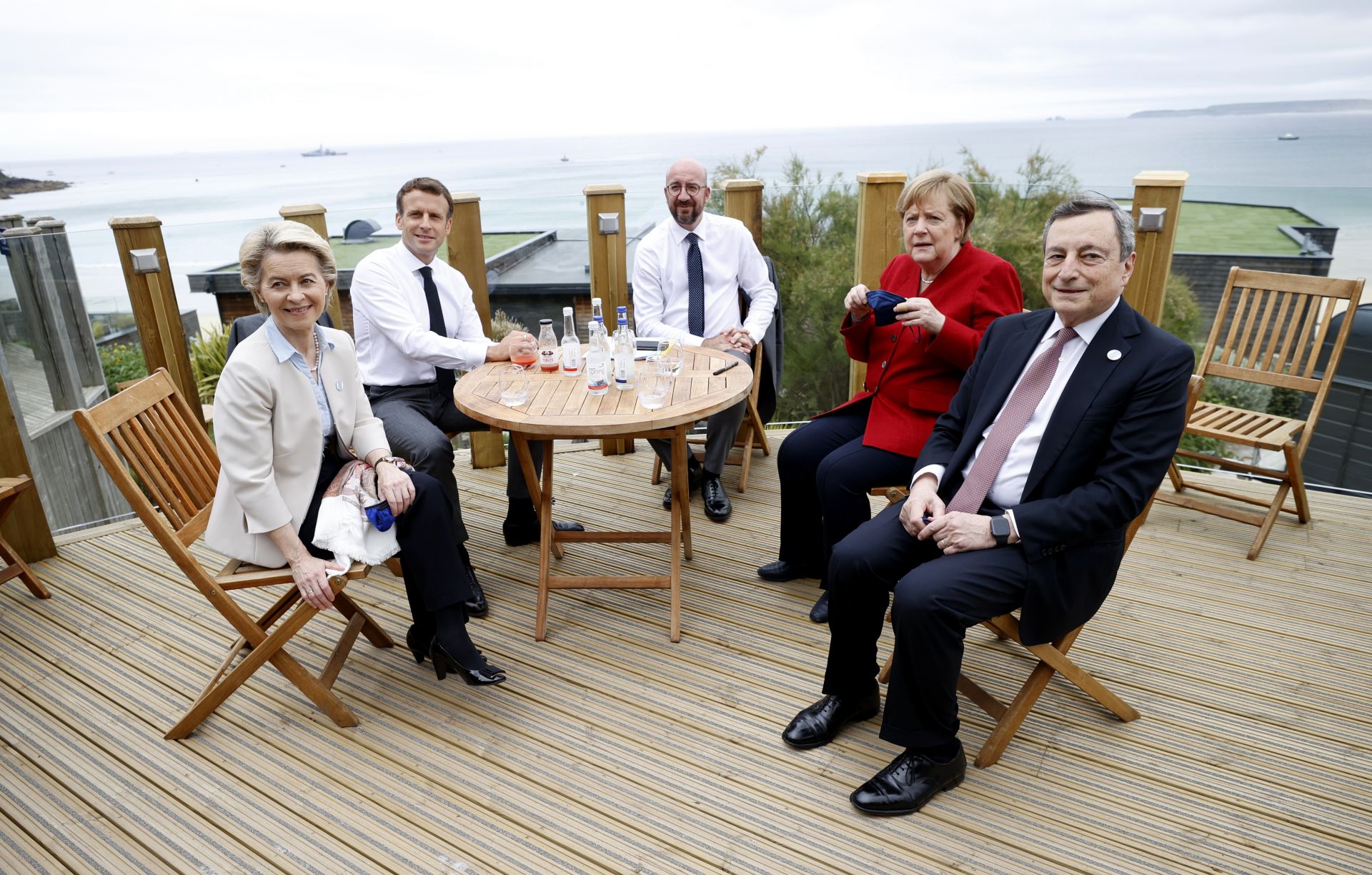 Отляво председателят на Европейската комисия Урсула фон дер Лайен, френският президент Еманюел Макрон, председателят на Европейския съвет Шарл Мишел, германският канцлер Ангела Меркел и министър-председателят на Италия Марио Драги