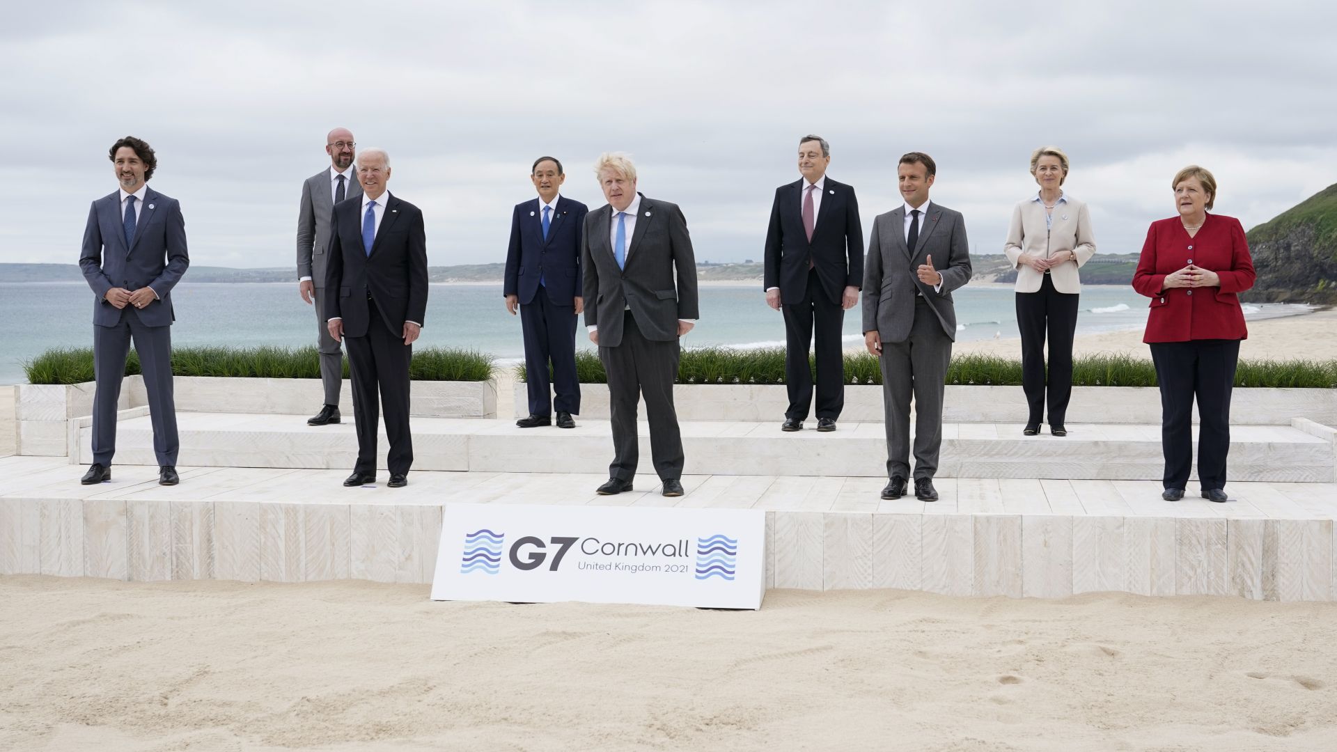 Срещата на върха на Г-7 започна с обща фотография на лидерите на плажа (снимки)