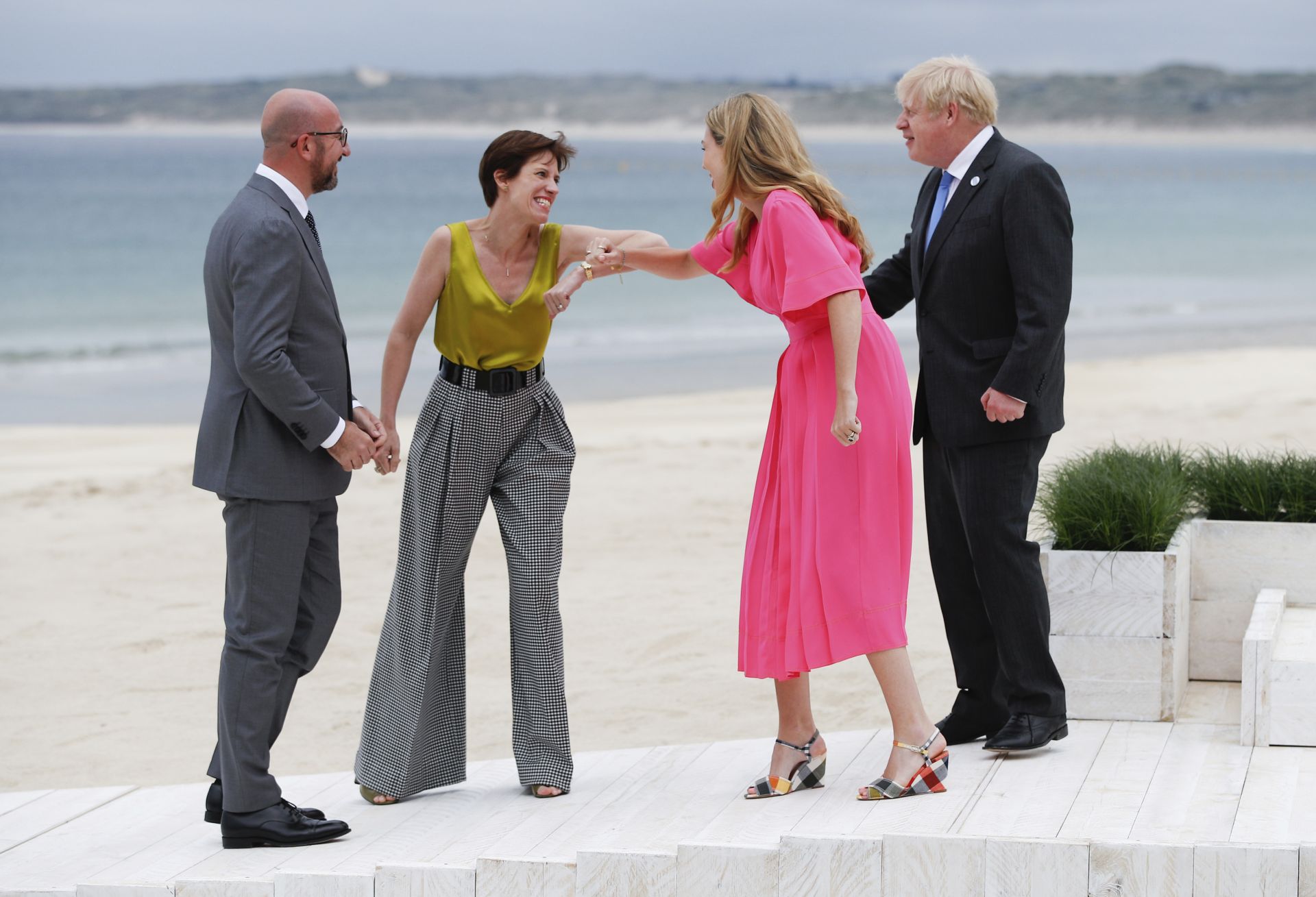 Председателят на Европейския съвет Чарлз Мишел и съпругата му Амели Дербодренгиен, вляво, са поздравени от британския премиер Борис Джонсън и съпругата му Кари Джонсън