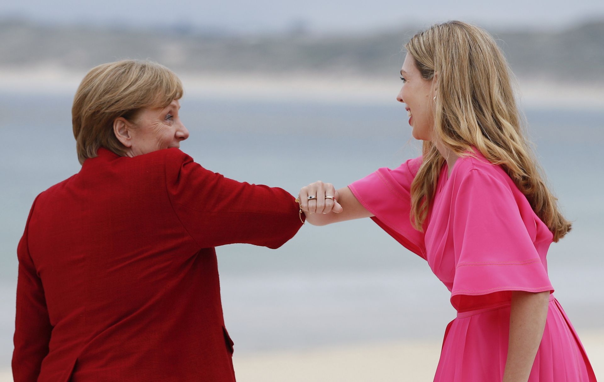 Канцлерът на Германия Ангела Меркел поздравява съпругата на Борис Джонсън Кари Джонсън