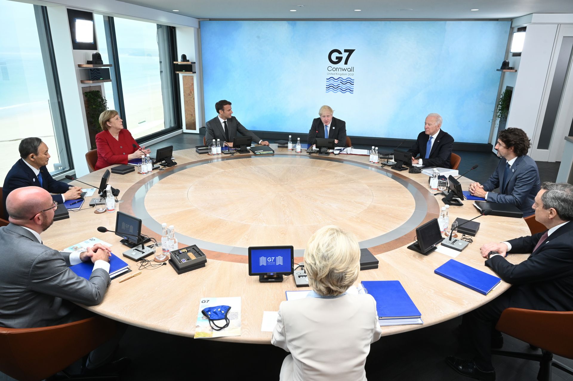 Лидерите на Г-7 на кръглата масата в на срещата на Г-7 в Карбис Бей