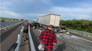 Кола влезе под ТИР при катастрофа на магистрала "Тракия", човек е ранен