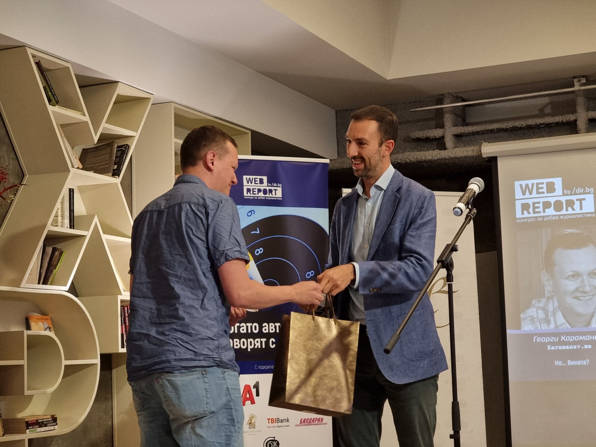 Георги Караманев получи наградата от Атанас Райков, старши директор за Европа и Близкия Изток на Viber.