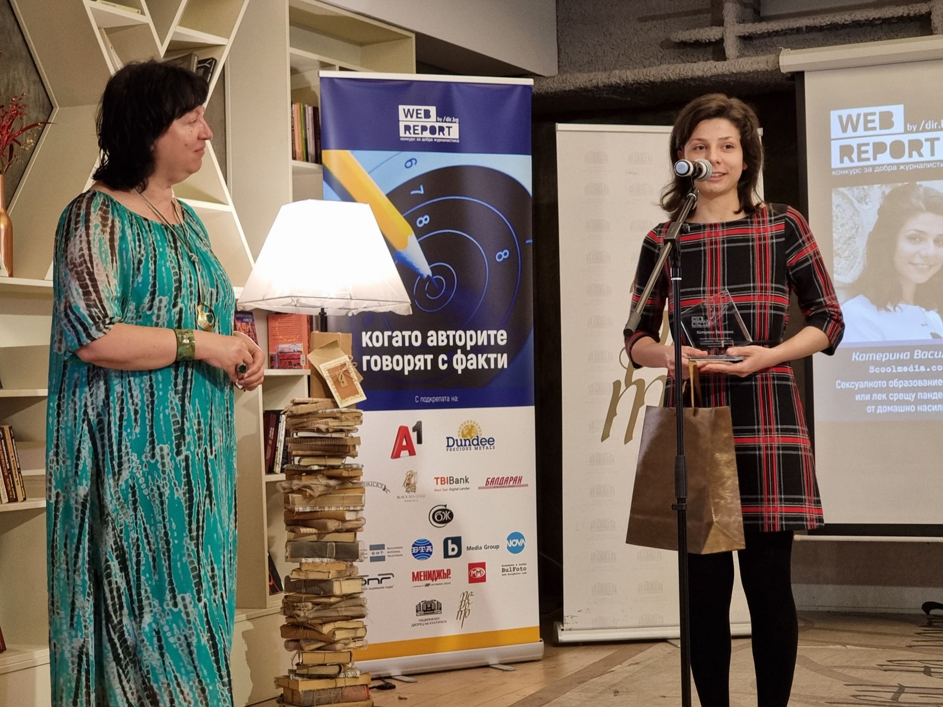 Катерина Василева (вдясно) получава наградата си от председателя на Съюза на българските журналисти Снежана Тодорова. 