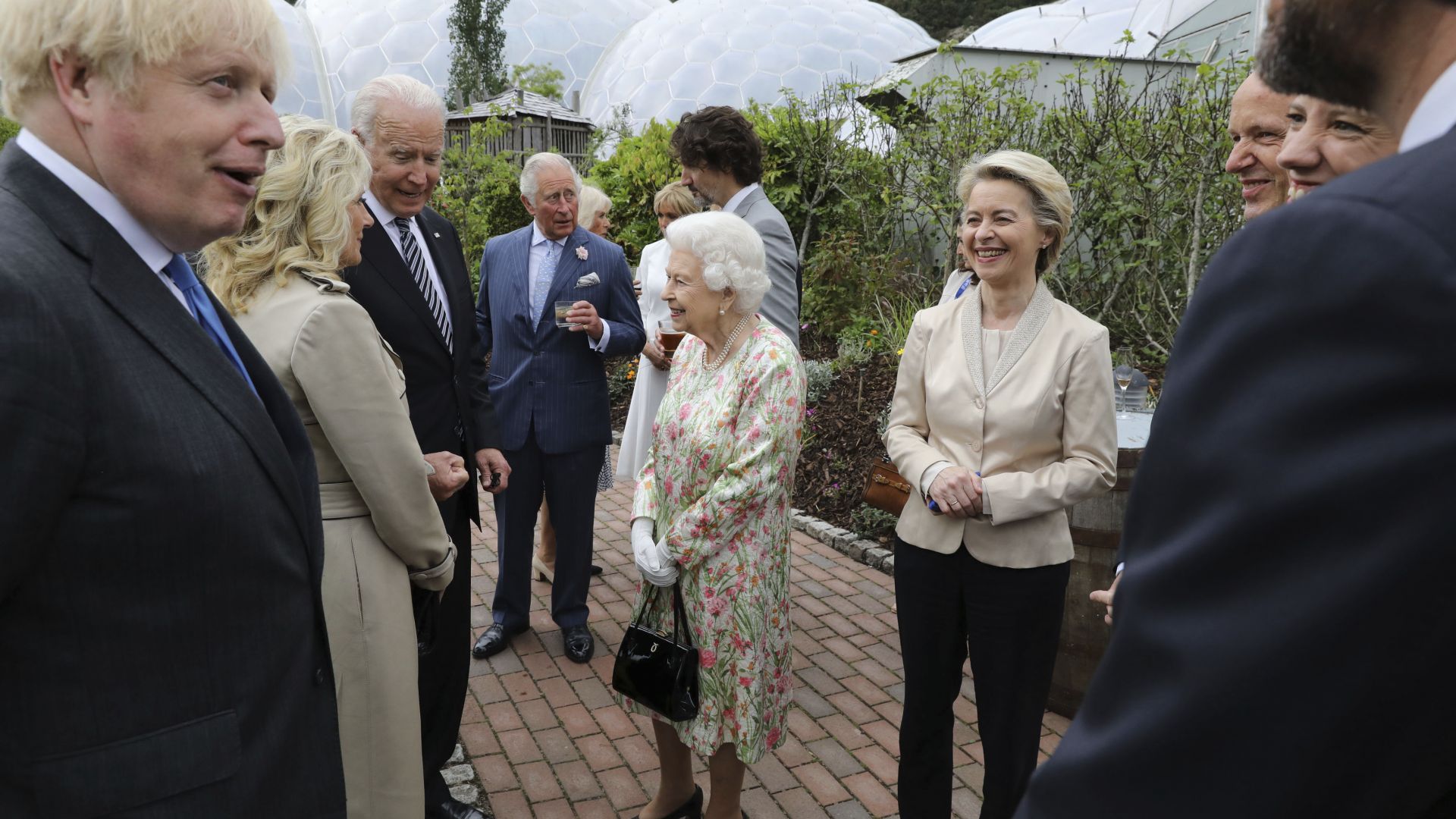 Кралица Елизабет II посрещна лидерите от Г-7 в ботаническата градина на Корнуол (снимки)