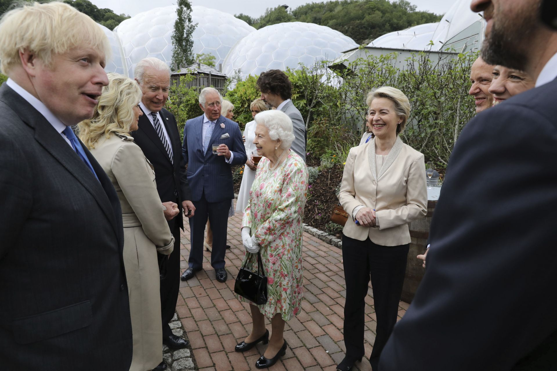 Кралица Елизабет пристигна със сина си принц Чарлз и разговаря с Джо Байдън, Борис Джонсън, Урсула фон дер Лайен и други световни лидери