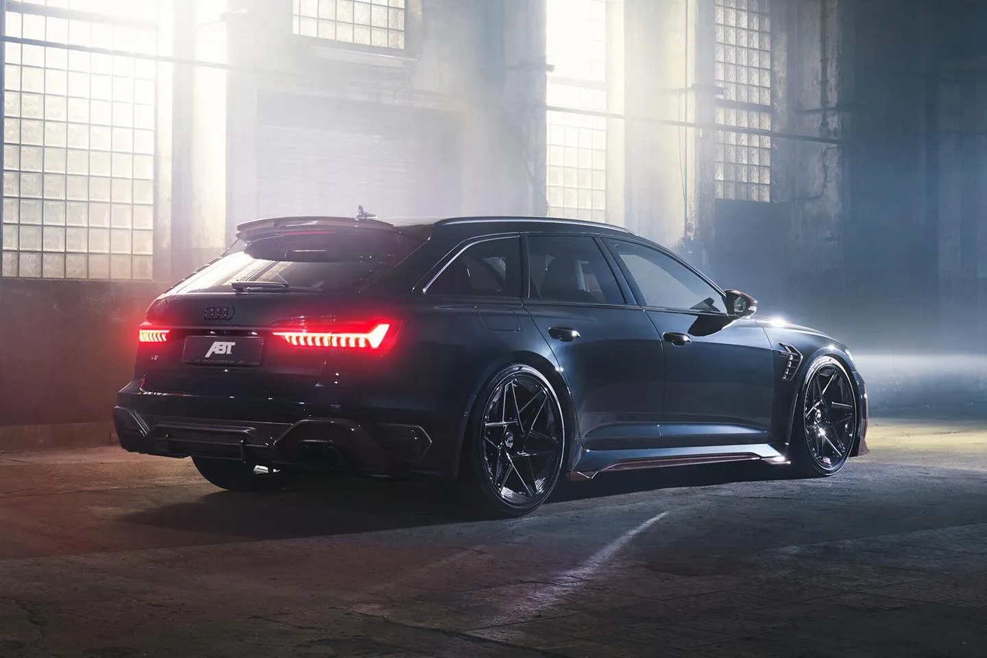 Audi RS6 ускорява до 100км/ч за под 3 секунди