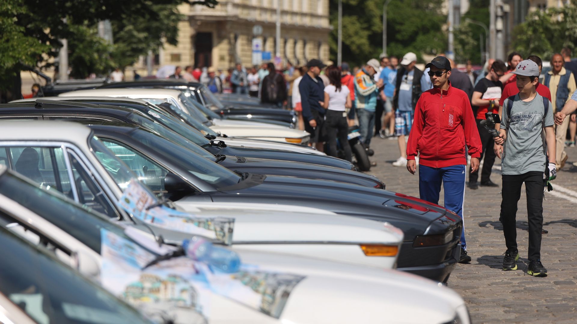 Ретро парад събра автокласика в центъра на София (снимки)