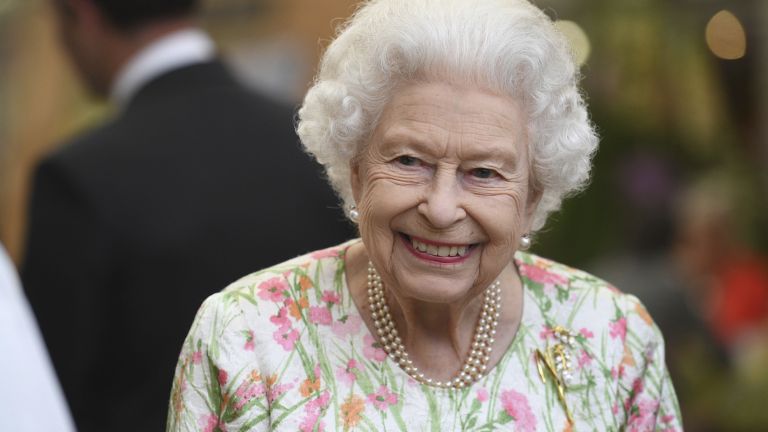 Elizabeth II officially celebrates her birthday without the usual splendor (gallery)