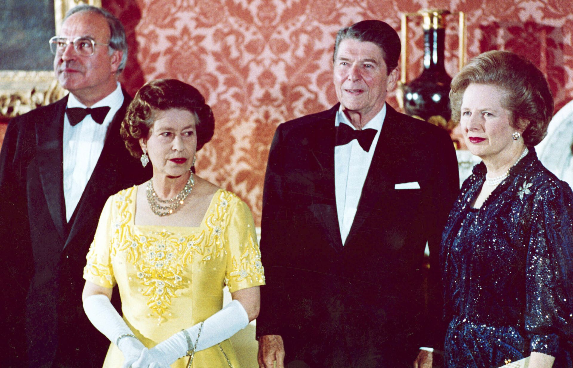 Май 1977 г.: Президентът Джими Картър, кралица Елизабет II, Валери Жискар д'Естен Май 1977 г.: Президентът Джими Картър, кралица Елизабет II, Валери Жискар д'Естен