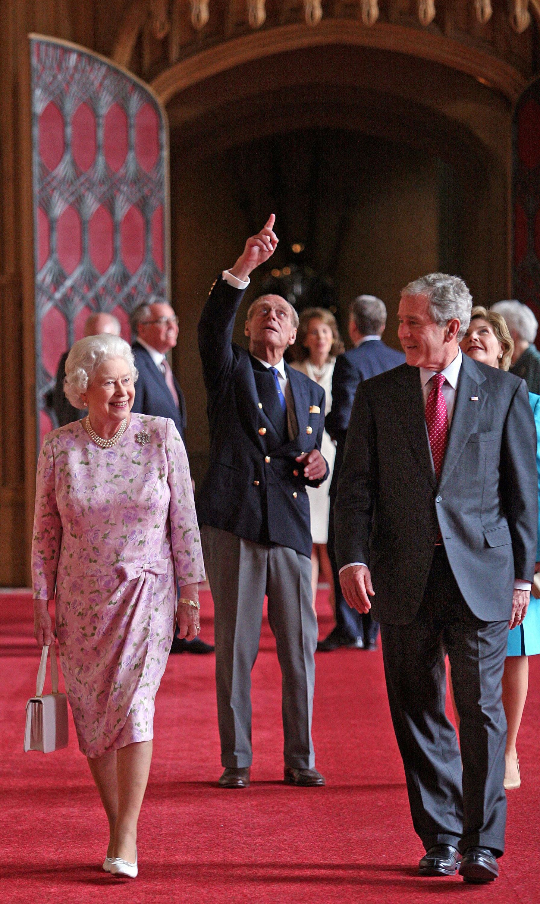 15 юни 2008 г. кралица Елизабет II и принц Филипс президента на САЩ Джордж Буш и съпругата му Лора в зала „Сейнт Джордж“, замъка Уиндзор