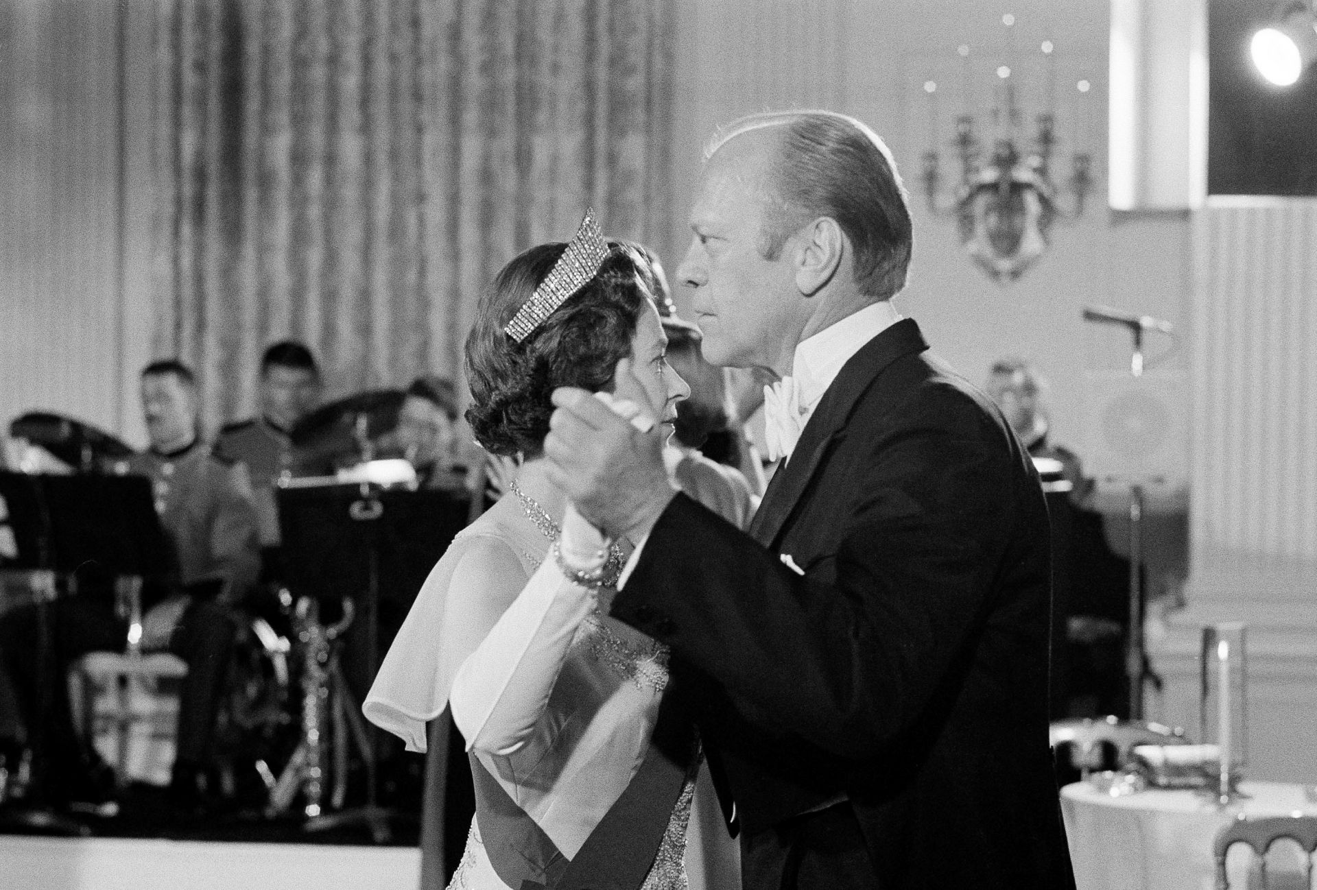 7 юли 1976 г. президентът на САЩ Джералд Форд танцува с британската кралица Елизабет II в държавната трапезария в Белия дом