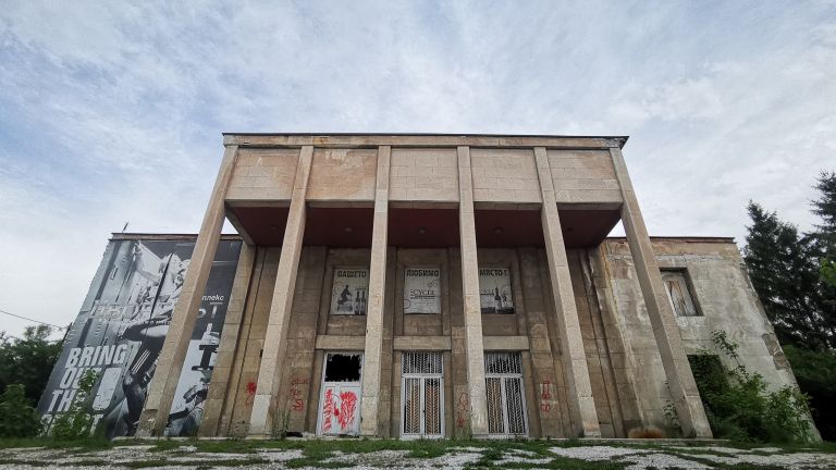 Домът със забравения стенопис - урбекс история за минало, настояще и бъдеще (снимки)