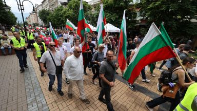 Шествие под мотото За защита на традиционното християнско семейство Срещу