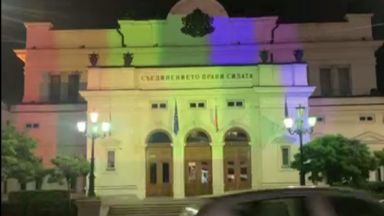 Съденинението прави силата е свещен лозунг ЛГБТИ плюс пропагандата го