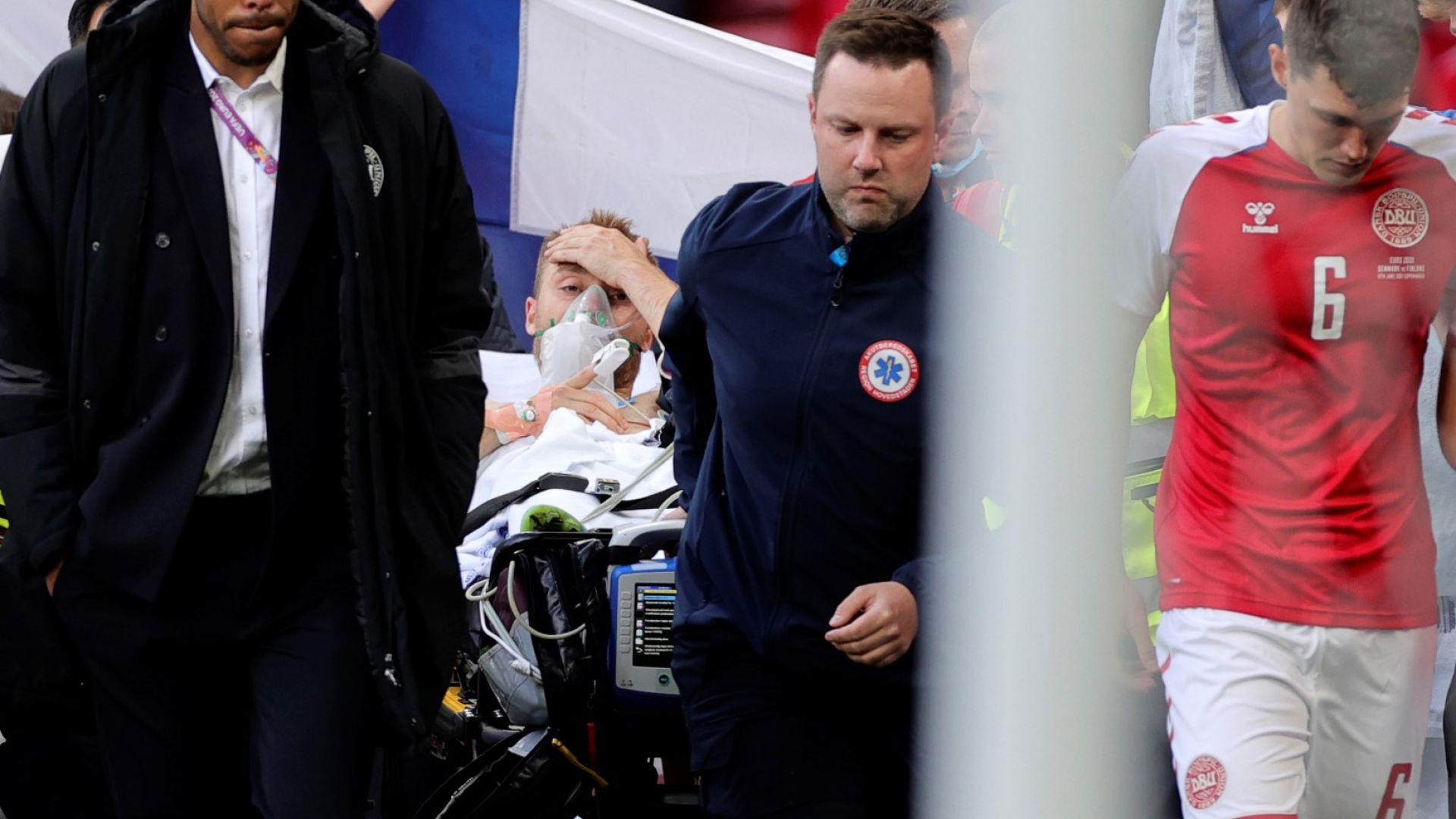 Кошмар на терена на Евро 2020: Кристиан Ериксен припадна, но се върна в съзнание