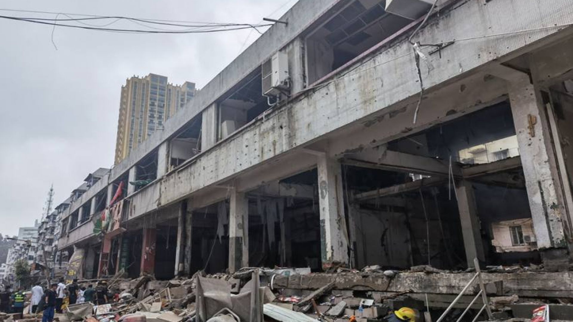 12 загинали и над 140 ранени при експлозия на газ на китайски пазар (видео)