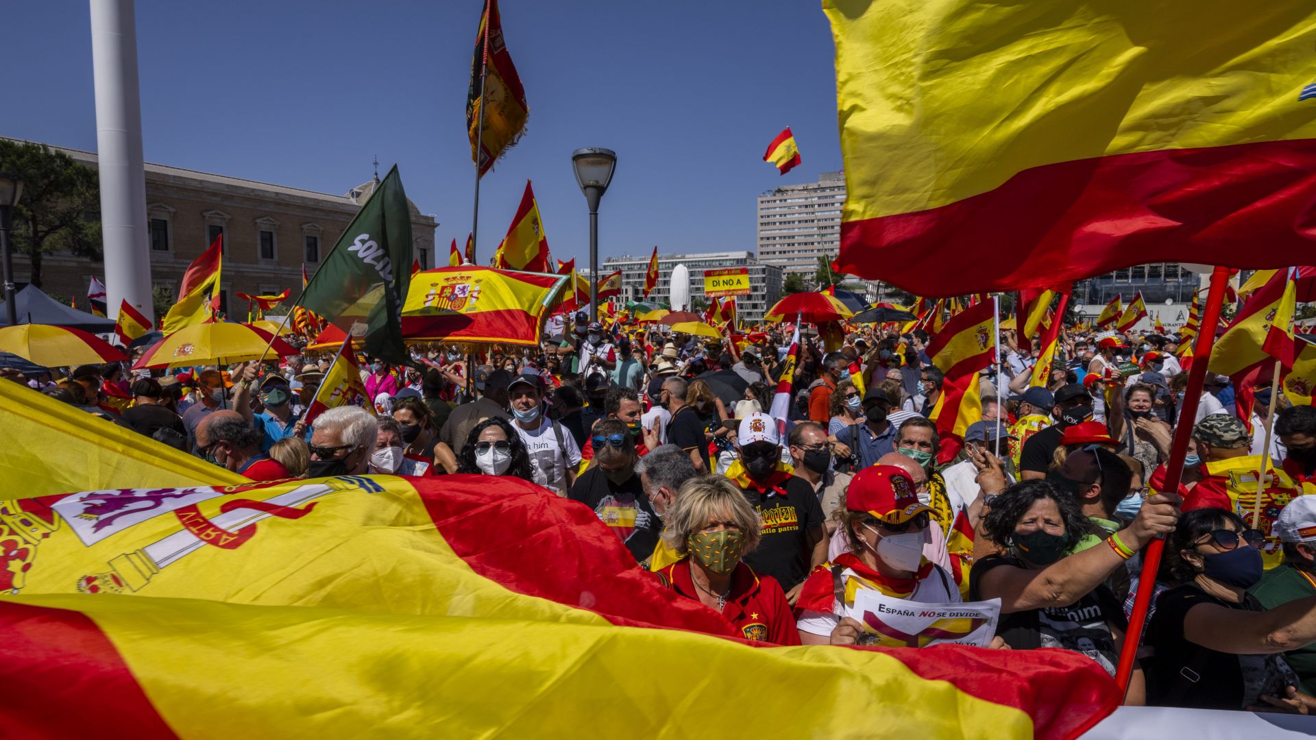 Хиляди протестираха в Мадрид срещу амнистиране на каталунски лидери (видео)