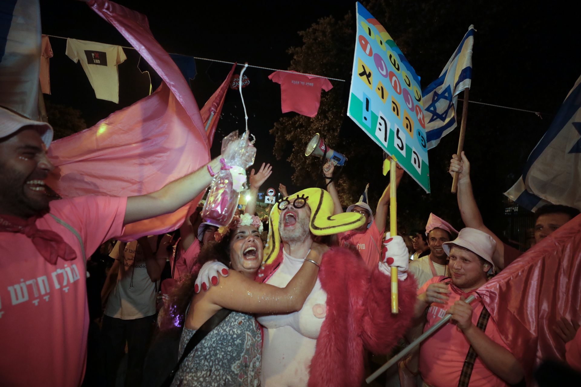 Израелците празнуват полагането на клетва на новото правителство в Йерусалим