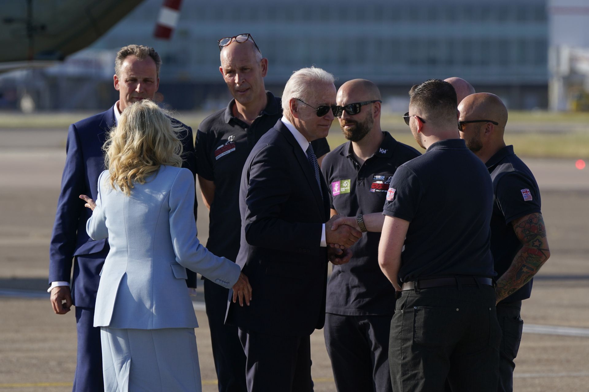 Президентът Джо Байдън и първата дама Джил Байдън се срещат с ветерани от британските въоръжени сили, преди да се качат на Air Force One на летище Хийтроу в Лондон
