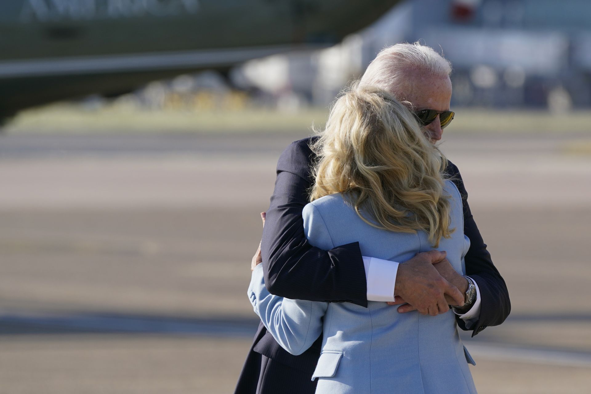 Джо Байдън се прегръщат на летище Хийтроу, откъдето съпругата му отлита за Вашингтон, а той за срещата на върха на НАТО в Брюксел