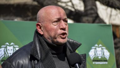 Режисьорът Максим Генчев съобщи в профила си във Фейсбук че