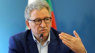 Служебният здравен министър д р Стойчо Кацаров допусна че нов пик