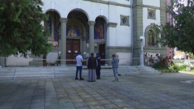 Неизвестни за сега извършители са разбили и ограбили църквата Свети