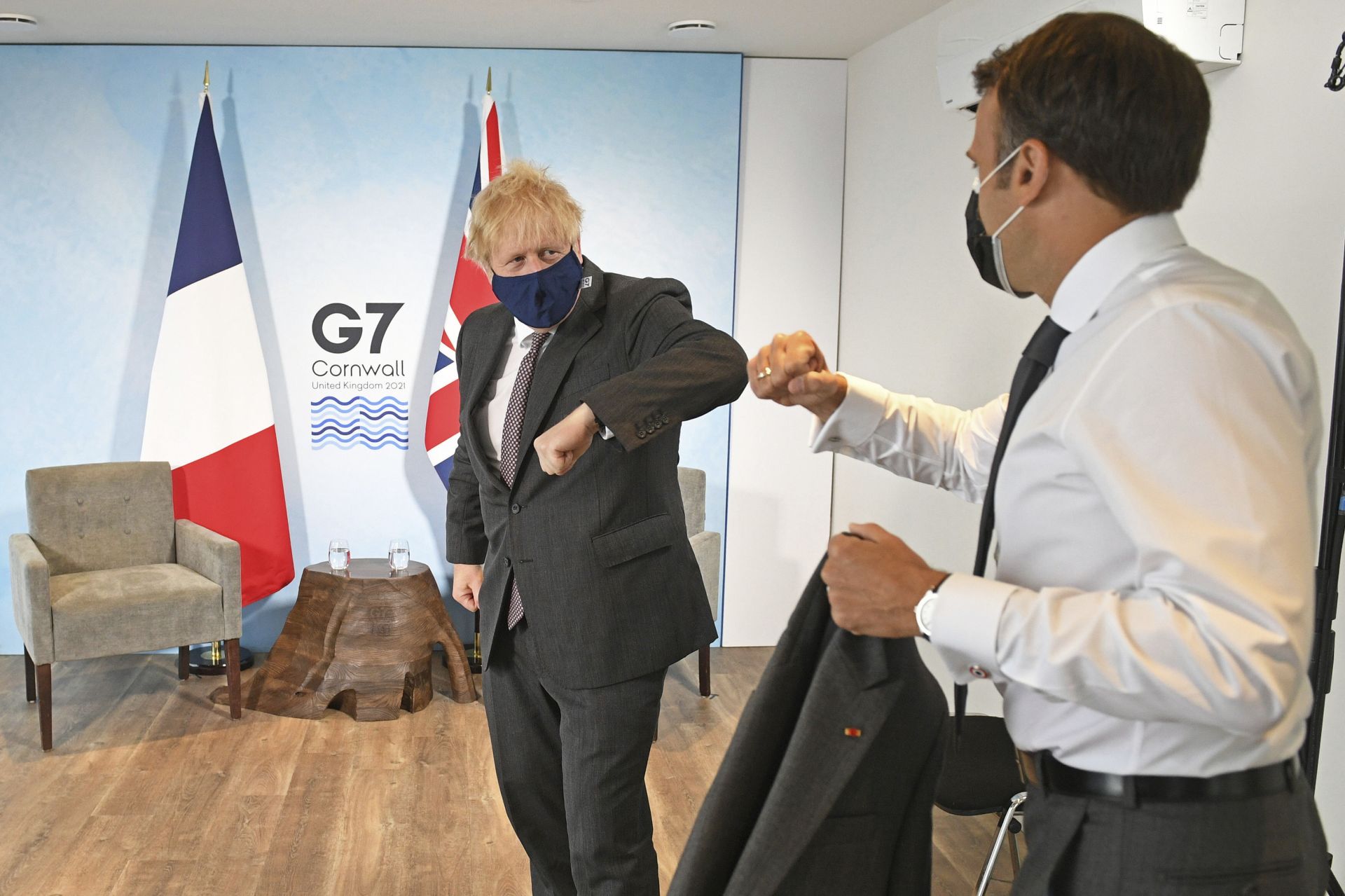 Борис Джонсън и Еманюел Макрон с ковид поздрав на срещата на Г-7 през юни