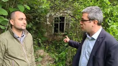 Порутена изоставена къща от кирпич е офисът на бившата фирма