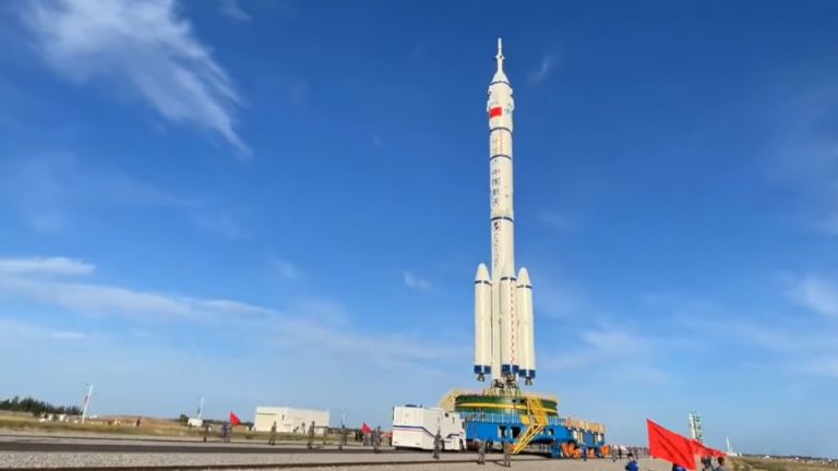 Китай подновява пилотираните космически полети с "Божествен кораб"