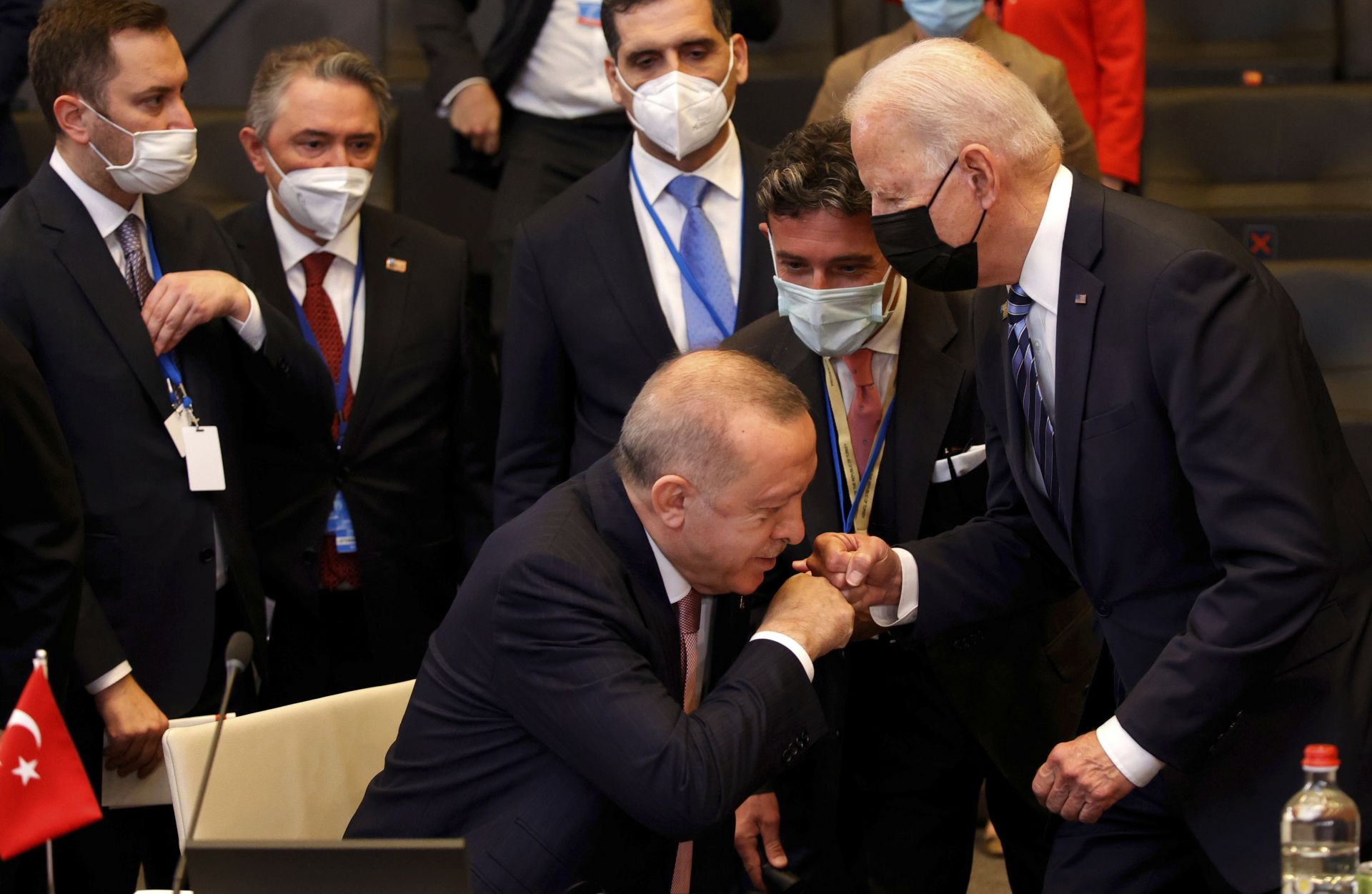  Ердоган се сблъсква с Байдън, до момента в който се изправя да го поздравява по време на пленарна сесия на срещата на върха на НАТО в Брюксел 
