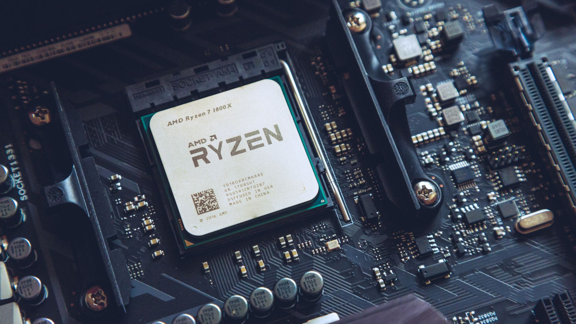 AMD прави процесор с 256 ядра